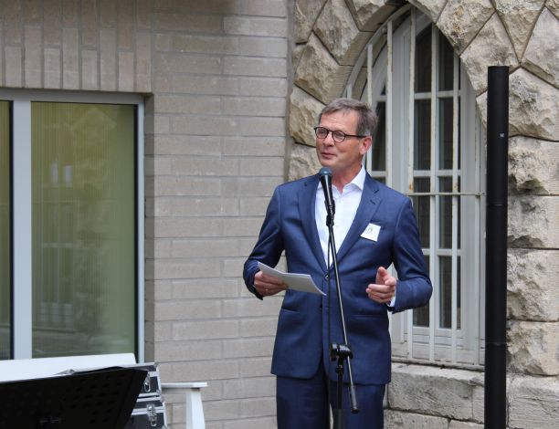 Chefarzt Dr. Hartmann eröffnet den Begegnungsnachmittag.