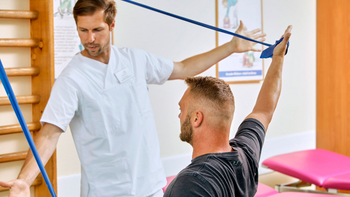 Physiotherapie Patient bei Übungen Physiotherapie Patient bei Übungen