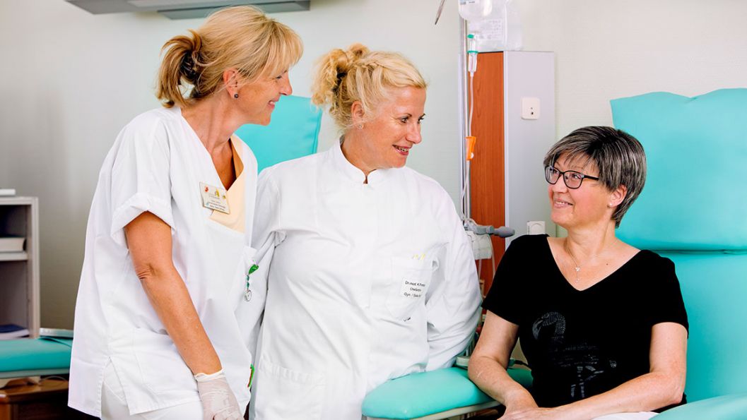 Brustzentrum Patientin in Chemotherapie mit Dr. Freese