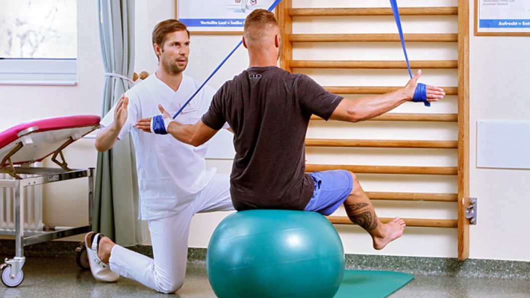 Physiotherapie Patient bei Übungen