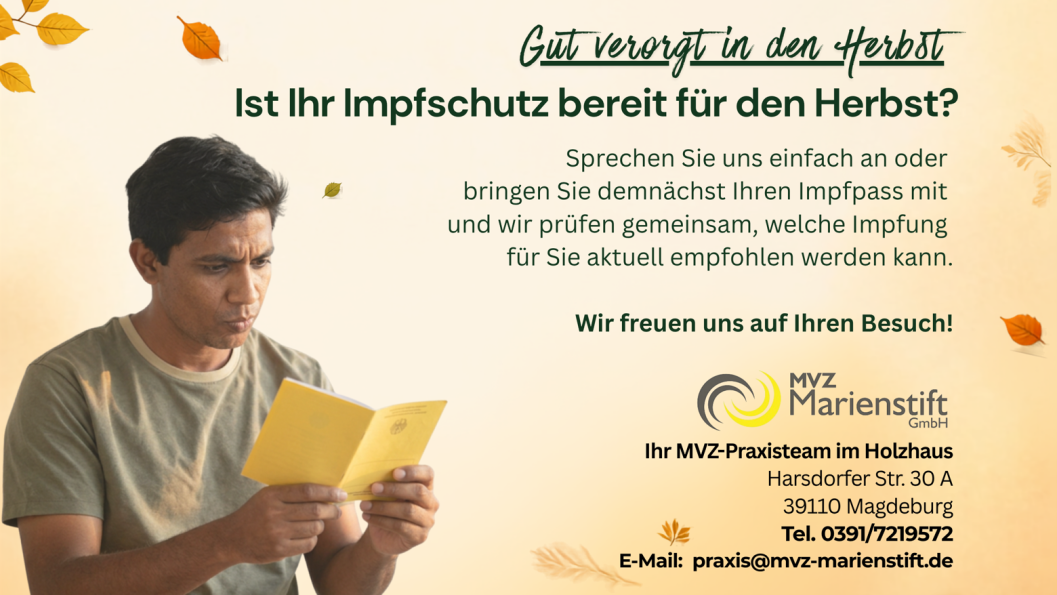 Ein junger Mann schaut fragend in seinen Impfpass.