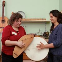 Musiktherapie Personal mit Instrument