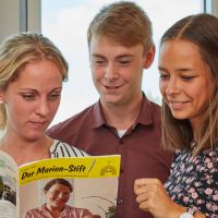 Marienstift Magazin mit Lesern