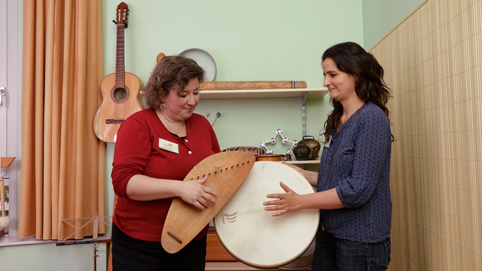 Musiktherapie Personal mit Instrument
