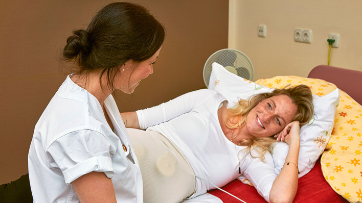 Geburtshilfe Kreißsaal mit Patientin Geburtshilfe Kreißsaal