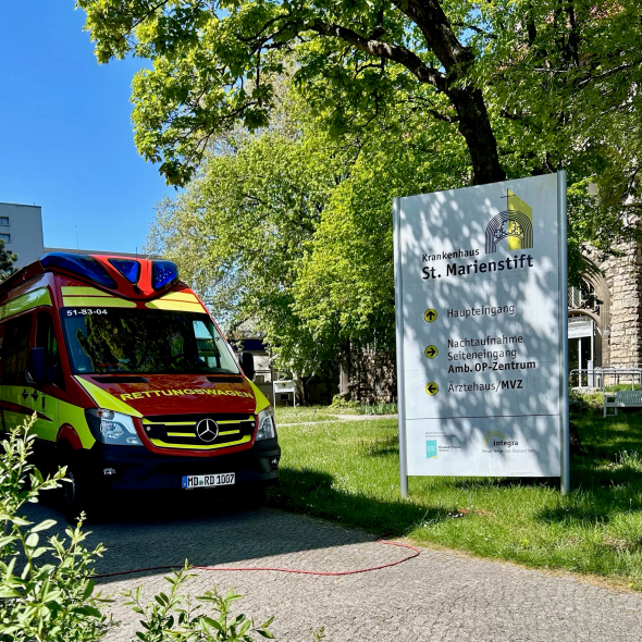 Ein Rettungswagen der Stadt Magdeburg steht vor dem Eingang des Krankenhauses.