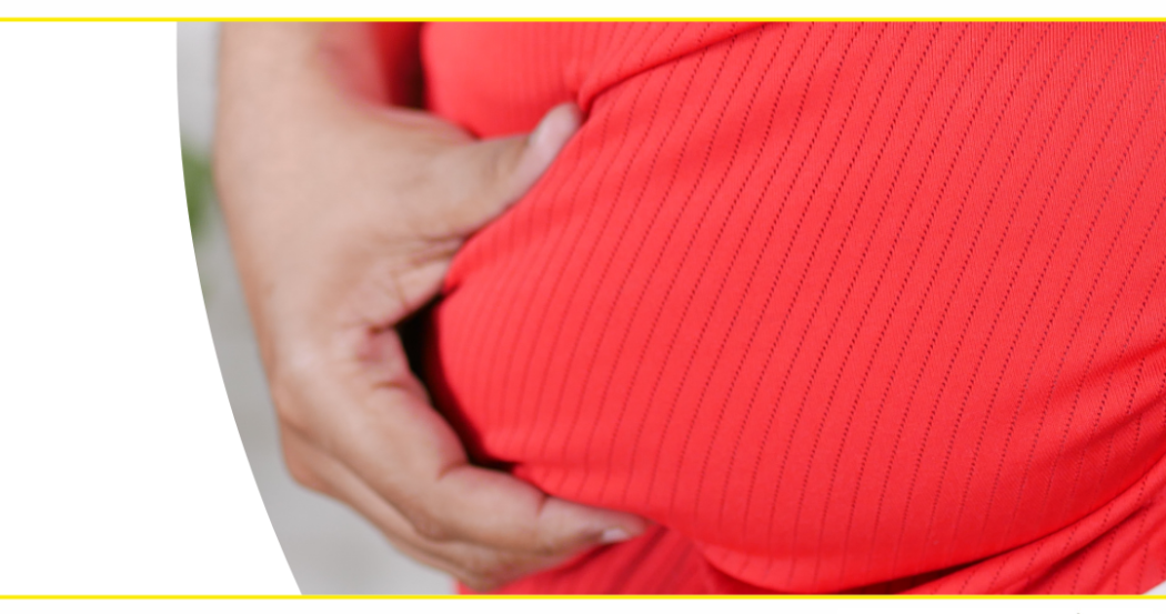 Adipositasveranstaltung 2025 Auf dem Bildausschnitt ist ein etwas fülliger Bauch in einem roten Shirt zu erkennen