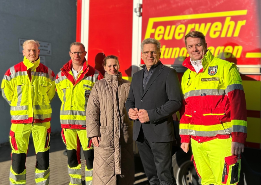 Auf dem Foto sehen sie Lukas Hänelt, Rettungssanitäter, Thomas Ermisch, Notfallsanitäter, Anja Oberhack, Leiterin Administr. Bereich im Krankenhaus St. Marienstift, Johannes Brumm, GF Krankenhaus St. Marienstift und Enrico Otterstein, Verantwortlicher für die Rettungsdienstorganisation der Berufsfeuerwehr Magdeburg, die alle vor einem Feuerwehr-Rettungswagen stehen.