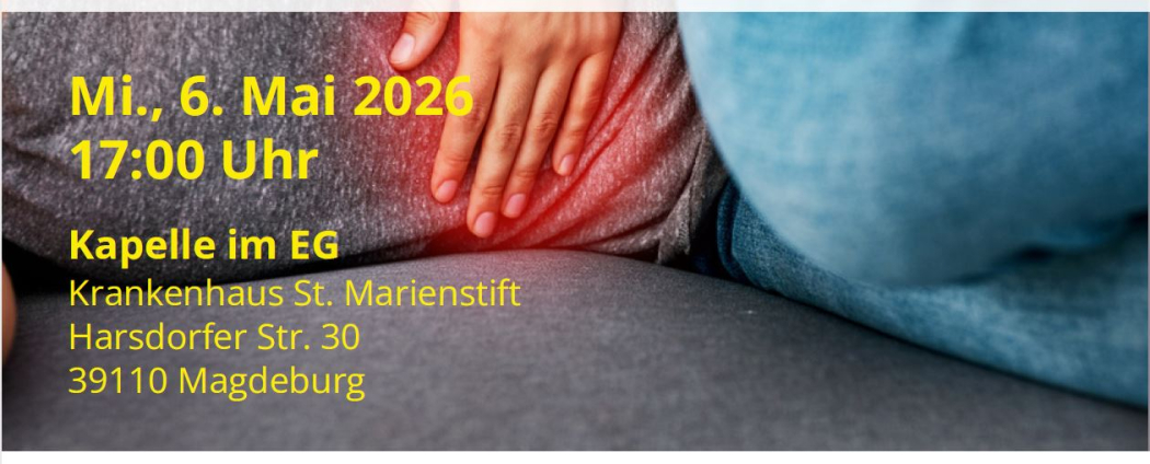 Auf dem Foto liegt eine Frau auf der Couch und hält sich den Bauch vor Schmerzen.