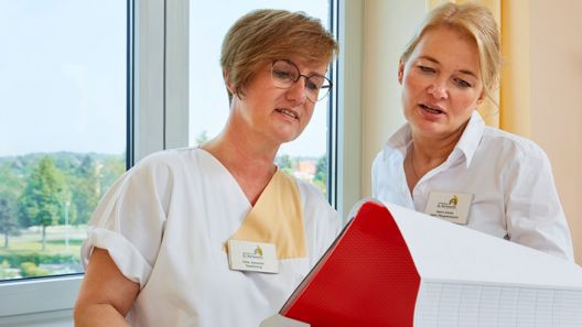 Pflegedienstleitung Frau Schade im Gespräch Pflegedienstleitung Frau Schade im Gespräch