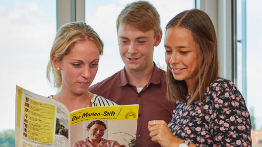 Marienstift Magazin mit Lesern