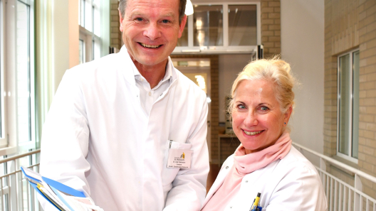 Chefarzt Dr. Hartmann mit der Leiterin des Brustzentrums Dr. Kristina Freese