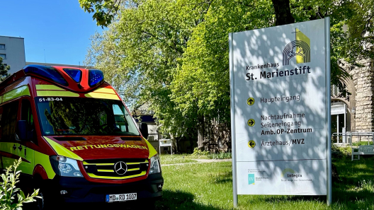 Ein Rettungswagen der Stadt Magdeburg steht vor dem Eingang des Krankenhauses.