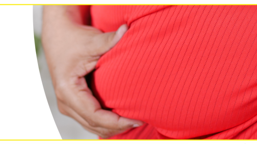 Auf dem Bildausschnitt ist ein etwas fülliger Bauch in einem roten Shirt zu erkennen