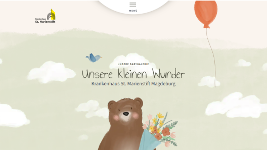 Ein brauner Bär schaut als Comicfigur lächeln in die Kamera. Um ihn herum sind Wölkchen und Luftballons gezeichnet.