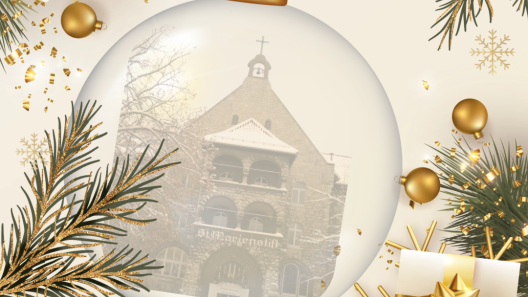 Eine Weihnachtskugel mit einem Winterbild vom St. Marienstift liegt auf einem Gabentisch.