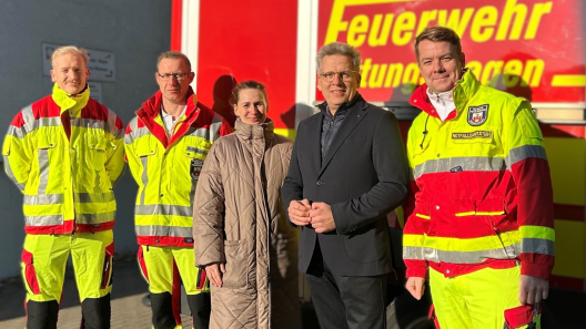 Auf dem Foto sehen sie Lukas Hänelt, Rettungssanitäter, Thomas Ermisch, Notfallsanitäter, Anja Oberhack, Leiterin Administr. Bereich im Krankenhaus St. Marienstift, Johannes Brumm, GF Krankenhaus St. Marienstift und Enrico Otterstein, Verantwortlicher für die Rettungsdienstorganisation der Berufsfeuerwehr Magdeburg, die alle vor einem Feuerwehr-Rettungswagen stehen.