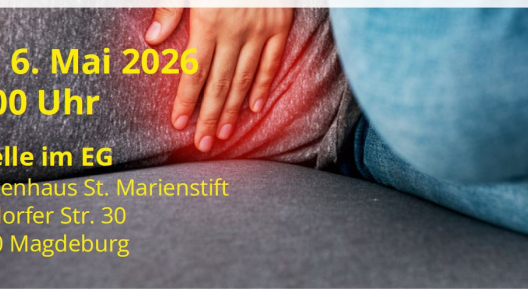 Auf dem Foto liegt eine Frau auf der Couch und hält sich den Bauch vor Schmerzen.