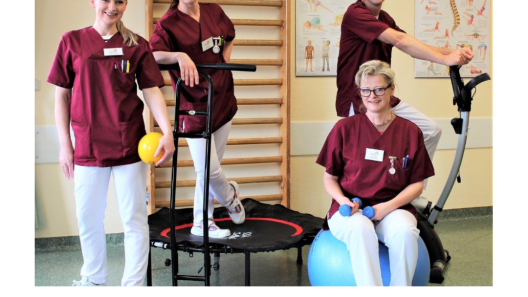 Auf dem Foto erkennen Sie das Team unserer Physiotherapie, die freundlich lächelnd in die Kamera schaut.